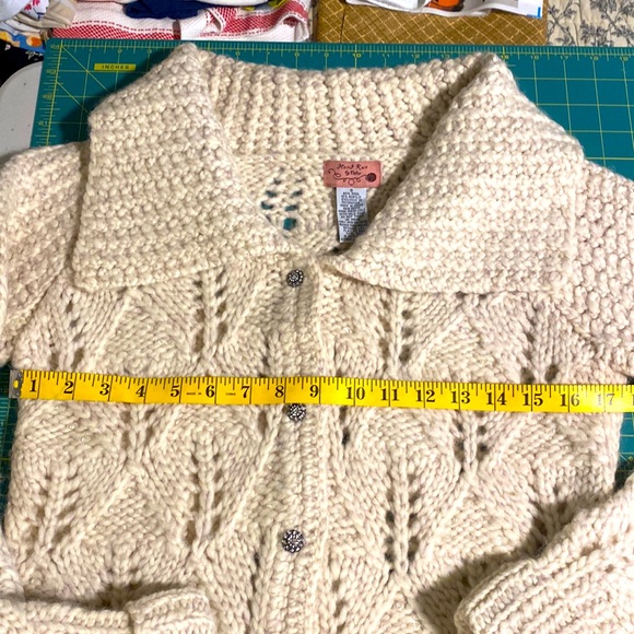 Beautiful hand knit sweater by Dollie - Picture 9 of 9